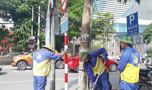 Những tấm biển hết hiệu lực được đào nhổ bỏ.