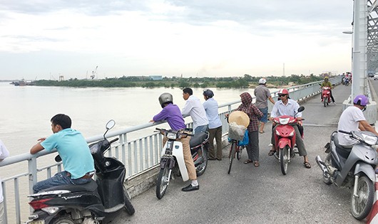 Nam thanh niên mất tích khi để lại đôi dép trên cầu Bến Thủy 1. 