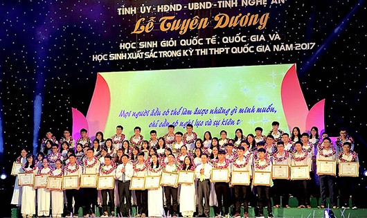 140 học sinh có thành tích xuất sắc trong năm học 2016 - 2017 được tuyên dương.