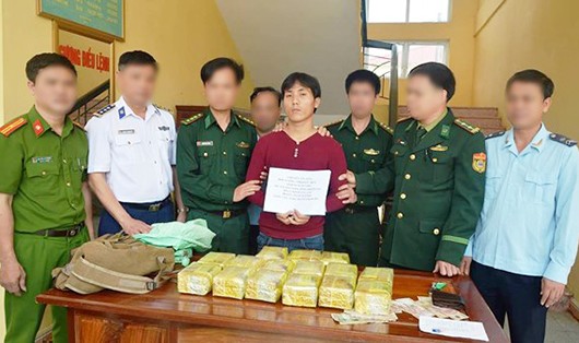 Đối tượng cùng tang vật thu giữ được trong chuyên án.
