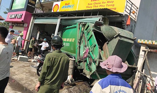 Chiếc xe chở rác đâm sập một phần ngôi nhà bên Quốc lộ. 