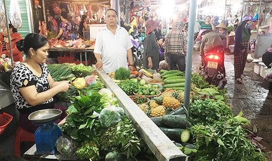 Hiện trường thanh sắt dài 3,5m xuyên thủng mái tôn rơi xuống chợ. 