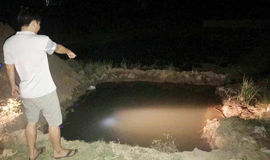 Hố cột điện đào không che chắn, không biển báo dẫn đến cái chết đau lòng của hai cháu bé 5 tuổi (ảnh Báo LĐ)