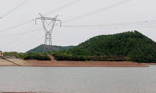 Hiện trường hồ nước nơi hai chị em bị đuối nước thương tâm