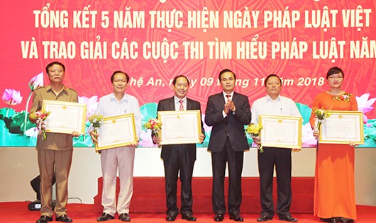 Trao tặng bằng khen cho các cá nhân có thành tích xuất sắc trong 5 năm thực hiện Ngày pháp luật.