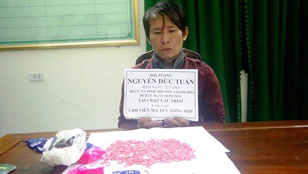Nguyễn Đức Tuấn tại CQĐT cùng tang vật. 