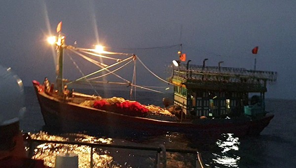 Tàu cá gặp nạn trên biển cùng với 16 thuyền viên nhiều giờ lênh đênh.