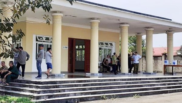 Thi thể bị can được người nhà để lại nhà tang lễ bệnh viện để yêu cầu làm rõ nguyên nhân.
