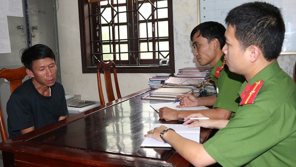 Em bị tai nạn, anh trai mang dao đến hiện trường đe dọa cảnh sát làm nhiệm vụ