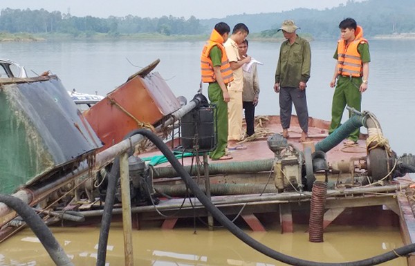 Tổ công tác lập biên bản các trường hợp khai thác cát sỏi trái phép