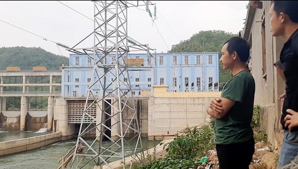 Những người thân chưa hết bàng hoàng giây phút chứng kiến nước nhấn chìm thuyền anh May dưới dòng Nậm Nơn