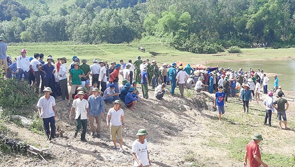 Hiện trường nơi 5 em học sinh đuối nước, chính quyền và người dân tìm thấy thi thể đưa lên bờ.