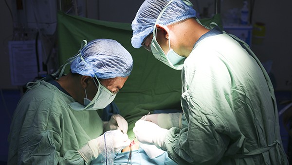 Các bác sĩ đang phẫu thuật cho bệnh nhi