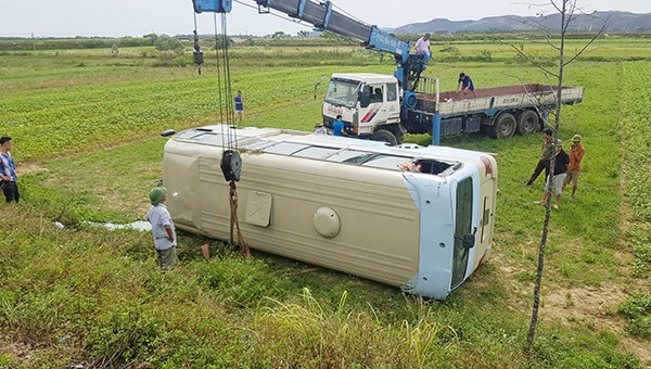 Hiện trường chiếc xe chở công nhân lật nhào dưới ruộng bên đường
