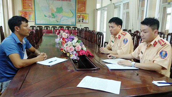 Tài xế dừng đèn đỏ xuống xe tè bậy bị cảnh sát triệu tập xử lý hành chính 3 lỗi