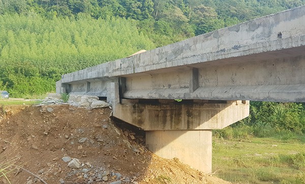 Cây cầu được ứng 80% giá trị nhưng 10 năm vẫn chưa thể sử dụng.