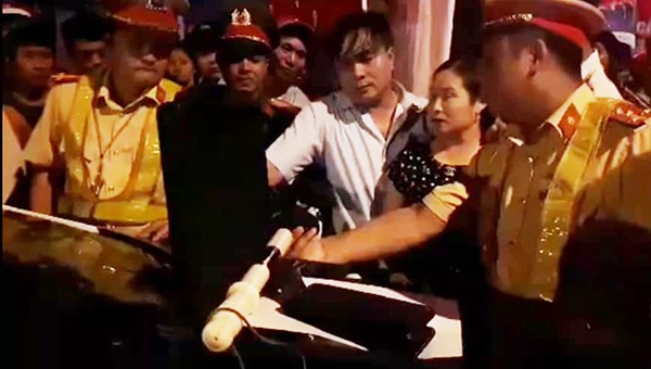 CSGT tiến hành đo nồng độ cồn đối với tài xế gây tai nạn.