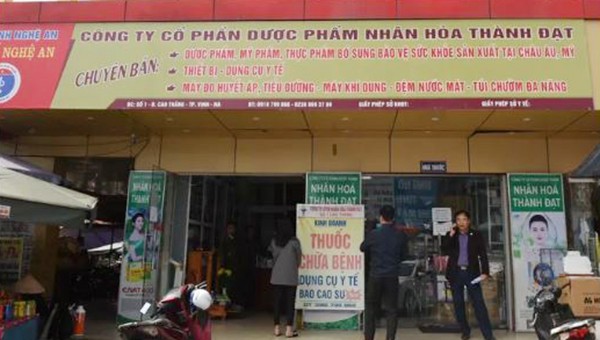 Công ty dược bị đình chỉ hoạt động do bán khẩu trang giá "cắt cổ".