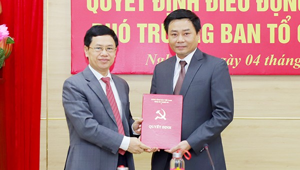 Phó Bí thư Thường trực Tỉnh ủy, Chủ tịch Nguyễn Xuân Sơn trao Quyết định điều động, phân công ông Hồ Lê Ngọc làm Phó Trưởng Ban Tổ chức Tỉnh ủy