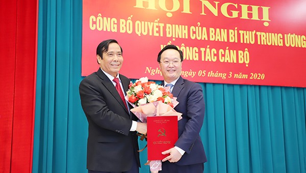 Phó Trưởng ban Thường trực Ban Tổ chức Trung ương Nguyễn Thanh Bình trao quyết định của Ban Bí thư đối với ông Nguyễn Đức Trung làm Phó Bí thư Tỉnh ủy Nghệ An. 