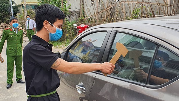 Thực nghiệm hiện trường vụ phá kính xe ô tô trộm tài sản.