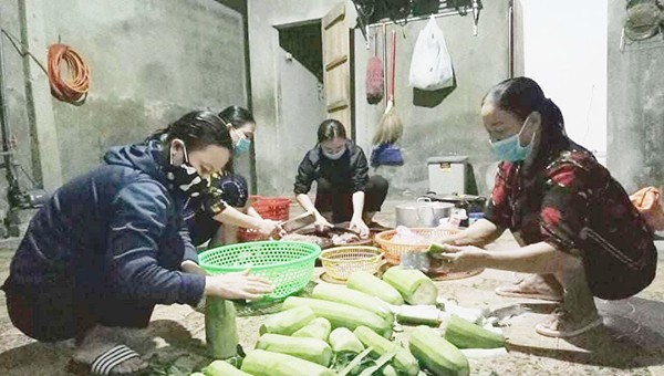 Những suất cơm tặng cho công dân cách ly thể hiện tình người ấm áp trong dịch bệnh.