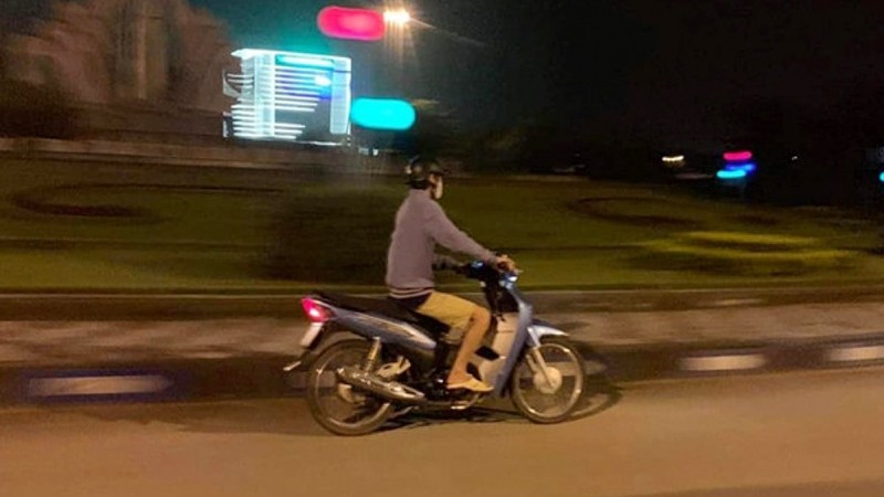 Hình ảnh được cho là kẻ biến thái mà người dân chụp được trên một tuyến phố.
