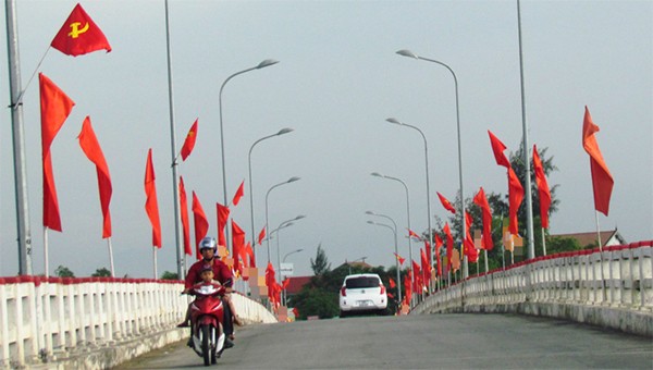 Cờ hoa rực rỡ từ thành thị đến nông thôn trong ngày hội thống nhất non sông