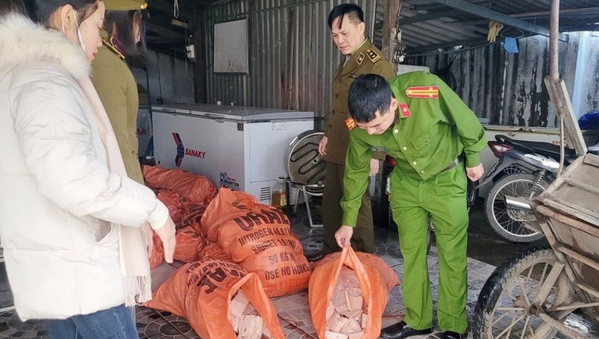 Số thực phẩm không rõ nguồn gốc xuất xứ bị cảnh sát phát hiện thu giữ. 