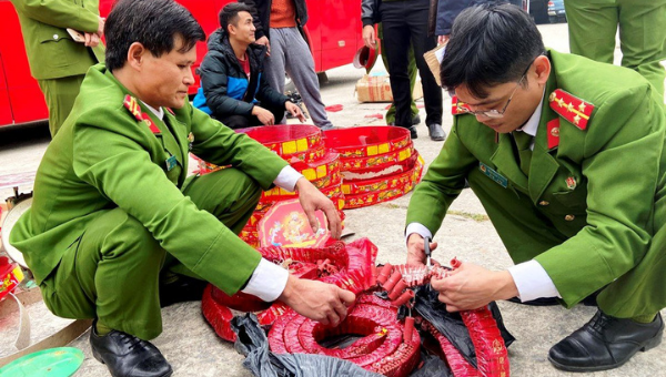 Lực lượng Công an đang kiểm tra số pháo thu giữ được