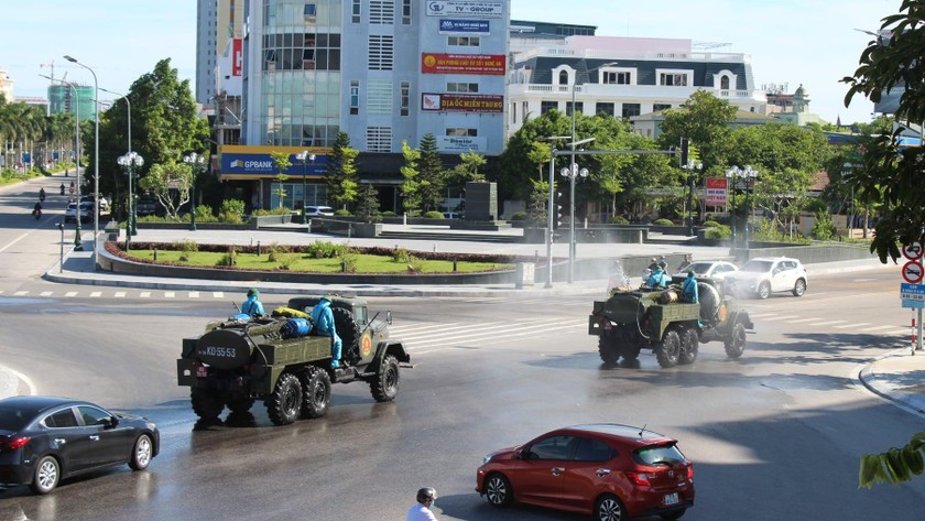 Công tác phun khử khuẩn tại phường Hưng Dũng, TP Vinh - là nơi ở em trai của ca mắc COVID -19 mới ở Diễn Châu (Nghệ An)