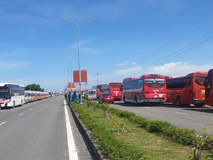 Xe đưa đón lao động từ tâm dịch Bắc Giang trở về địa phương. 