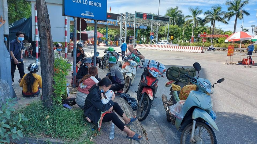 Các công dân trở về từ vùng dịch khai báo y tế tại cầu Bến Thuỷ. 