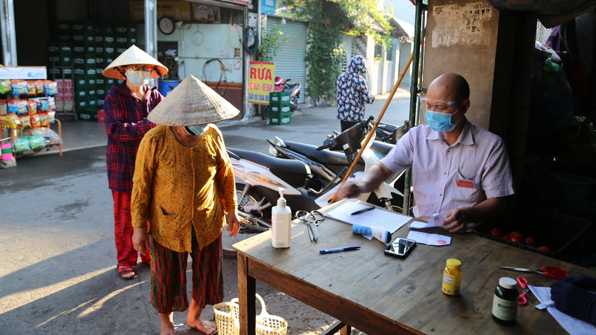 Người dân TP Vinh đi chợ bằng phiếu.