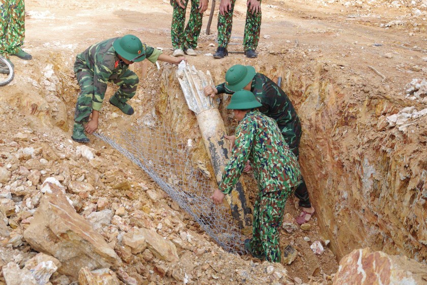 Lực lượng công binh tiến hành đưa quả bom đến nơi xa dân cư để huỷ nổ