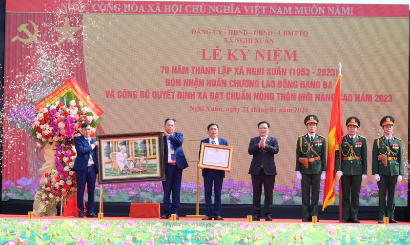 Thay mặt lãnh đạo Đảng, Nhà nước, Chủ tịch Quốc hội Vương Đình Huệ trao Huân chương Lao động hạng Ba do Chủ tịch nước tặng Đảng bộ, chính quyền và Nhân dân xã Nghi Xuân.