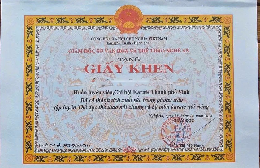 Một Giấy khen nghi bị giả mạo.