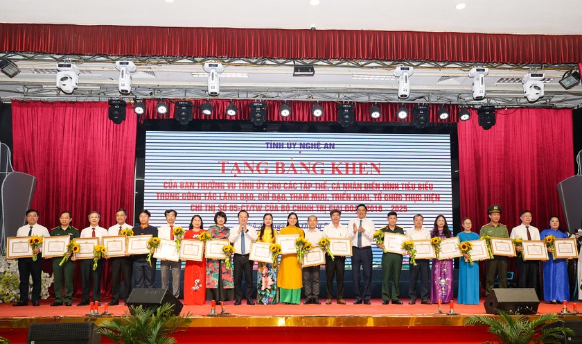 Bí thư Tỉnh ủy Nguyễn Đức Trung và Phó Bí thư Thường trực Tỉnh ủy Hoàng Nghĩa Hiếu trao Bằng khen của Ban Thường vụ Tỉnh ủy cho 10 tập thể và 10 cá nhân có thành tích xuất sắc trong tham mưu và chỉ đạo triển khai thực hiện Chỉ thị 05 trong 10 năm qua.