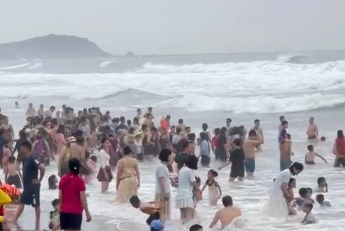 20 người dân tắm biển được cứu hộ khi bị sóng cuốn ra xa.