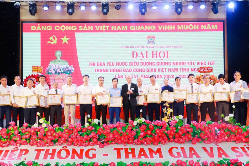 Linh mục Giuse Trần Xuân Mạnh - Chủ tịch Trung ương Ủy ban Đoàn kết Công giáo Việt Nam trao tặng Kỷ niệm chương đến các cá nhân có thành tích tiêu biểu.