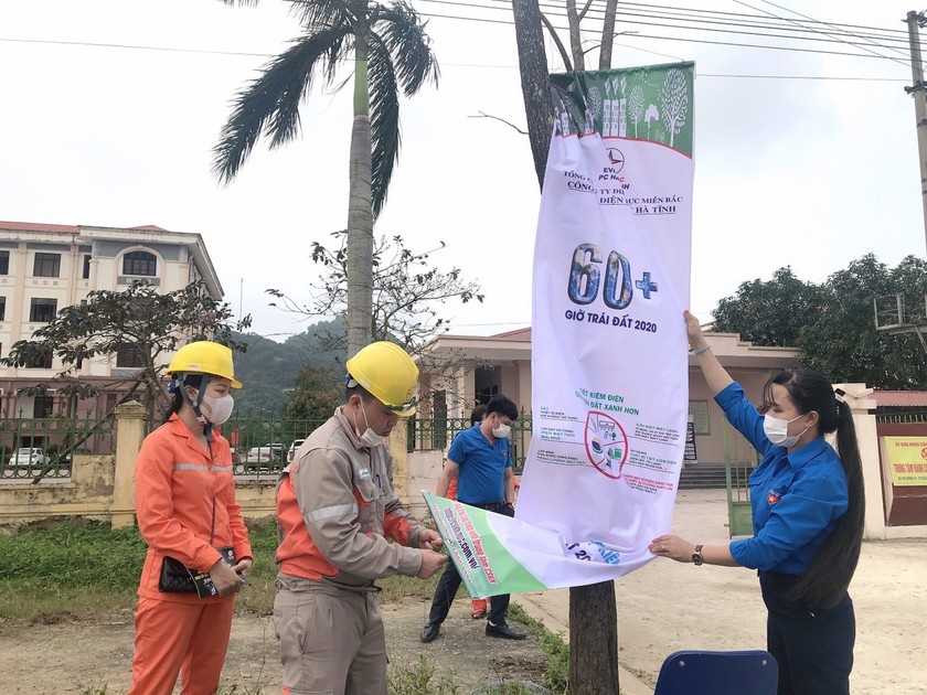 Đoàn thanh niên Điện lực huyện Lộc Hà treo băng rôn, khẩu hiệu hưởng ứng Giờ Trái đất.