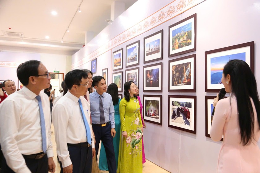 Triển lãm ảnh "Đất nước, con người ASEAN” tại Bảo tàng Nghệ An.