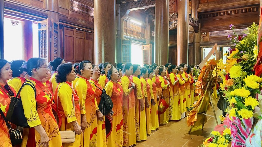 Hàng trăm đoàn đến dâng hoa, dâng hương tại Nhà tưởng niệm Chủ tịch Hồ Chí Minh dịp 19/5. Ảnh: Khu di tích Kim Liên