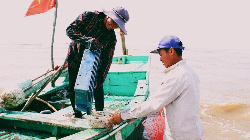 Dáng vóc của anh Nhân đã dựng lên một câu chuyện cảm động ở vùng biển mặn này.