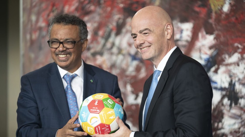 Chủ tịch FIFA Gianni Infantino và Tổng giám đốc Tổ chức Y tế Thế giới (WHO) Tedros Adhanom Ghebreyesus