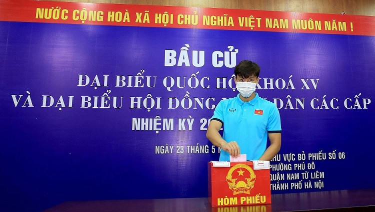 Đội trưởng Quế Ngọc Hải bỏ phiếu bầu ĐBQH khóa XV và đại biểu HĐND các cấp nhiệm kỳ 2021-2026.

