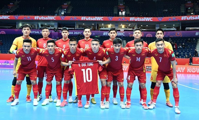 ĐT futsal Việt Nam mang chiếc áo đấu có tên Vũ Đức Tùng để động viên anh đang bị chấn thương.