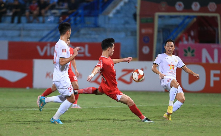 Trong ngày thi đấu bùng nổ, Hoàng Đức ghi thêm bàn thắng thứ 2 cho riêng mình, vảnh VPF