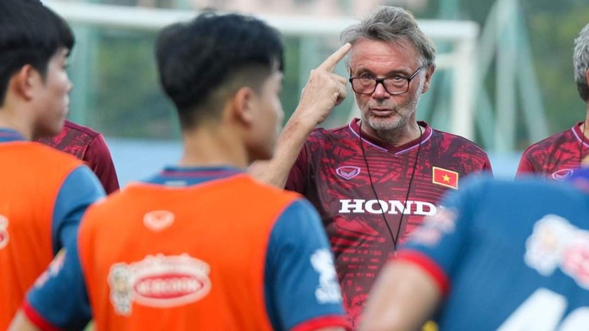 HLV Philippe Troussier chính thức đưa ra quyết định lựa chọn 23 cầu thủ cho danh sách đội tuyển U23 Việt Nam tham dự Vòng loại U23 châu Á 2024. (Ảnh VFF)