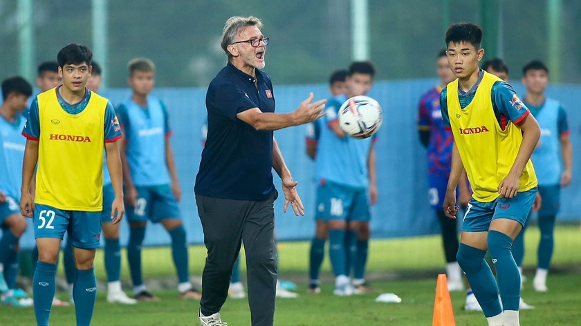 HLV Philippe Troussier đốc thúc các học trò trên sân tập. Ảnh VFF 